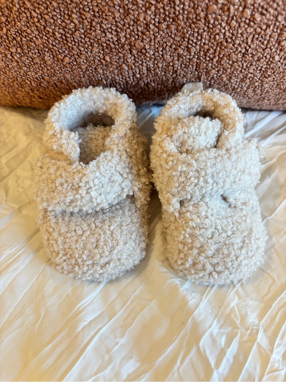 Wonder Nation Cozy Sherpa Baby Booties in Cream